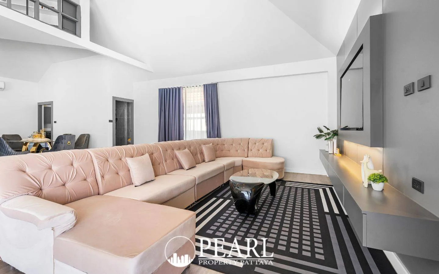 3 Bedroom House for Sale in East Pattaya master bedroom with en-suite