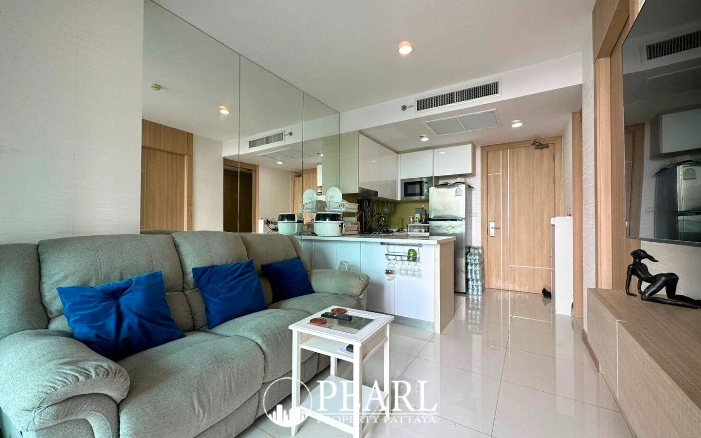 1 Bedroom Condo for Sale in The Riviera Wongamat bedroom with king-size bed