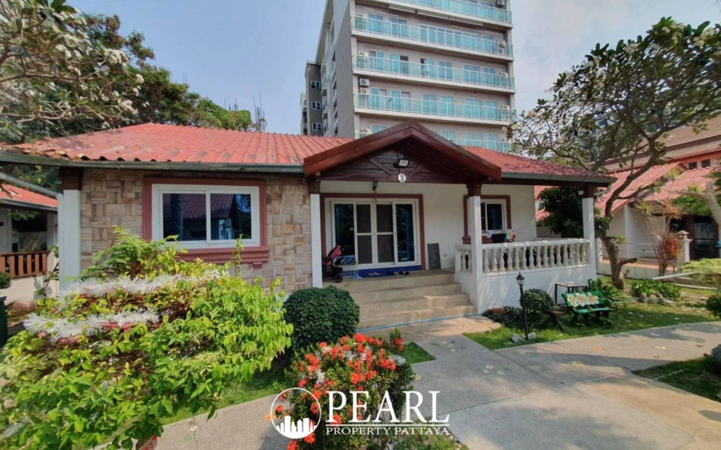 12 Bedroom House for Sale in Central Pattaya modern kitchen