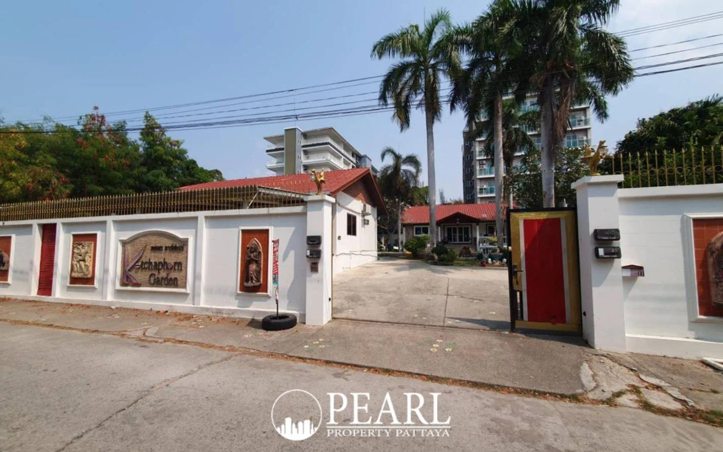 12 Bedroom House for Sale in Central Pattaya spacious living room