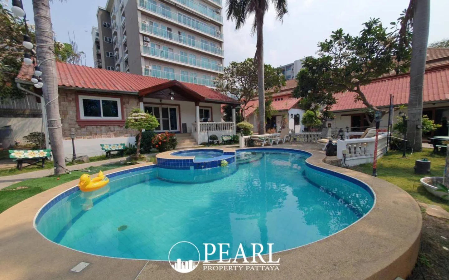 12 Bedroom House for Sale in Central Pattaya master bedroom with ensuite