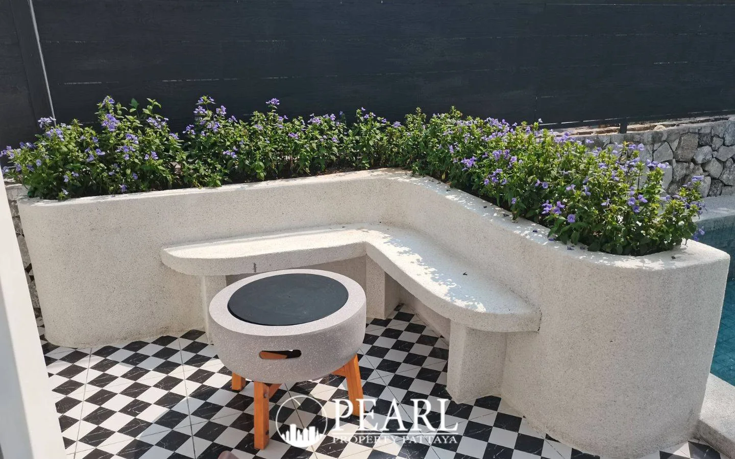 4 Bedroom House for Sale in Central Pattaya master bedroom with en-suite