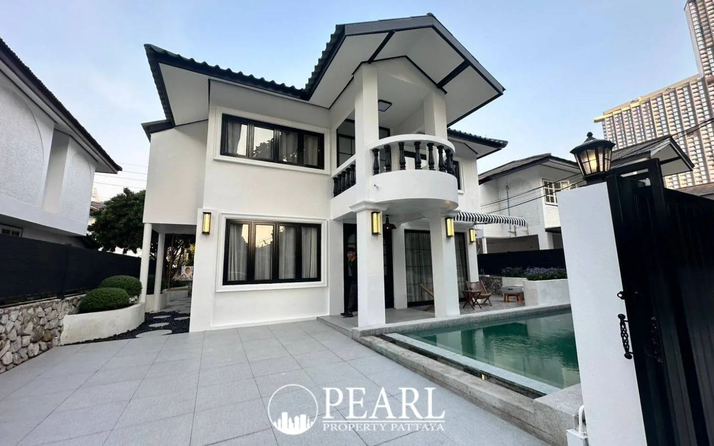 4 Bedroom House for Sale in Central Pattaya spacious living room