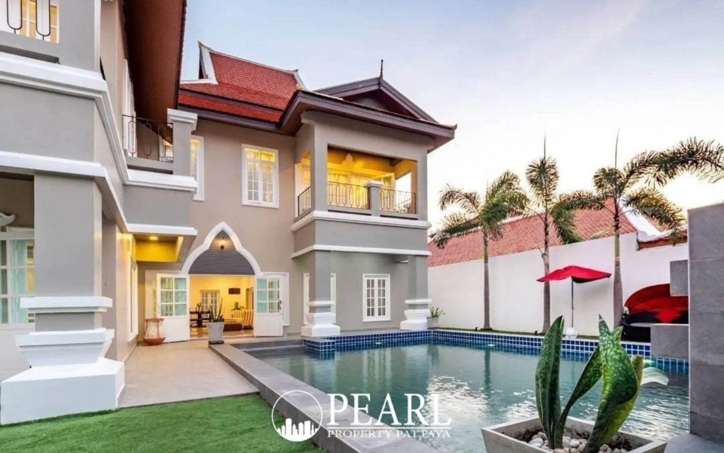 6 Bedroom House for Sale in Central Pattaya spacious living room