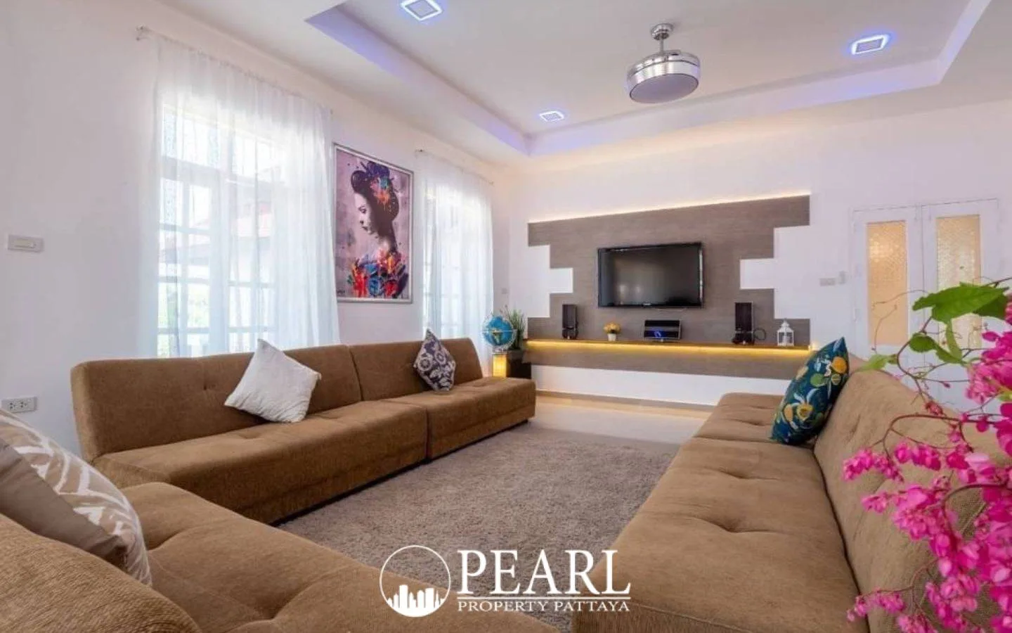 6 Bedroom House for Sale in Central Pattaya master bedroom