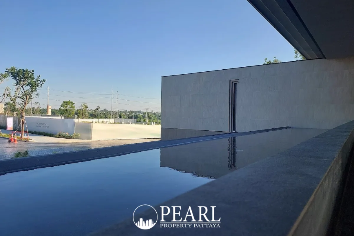 Cascade entrance sign with the property name and a large golden abstract sculpture in front.