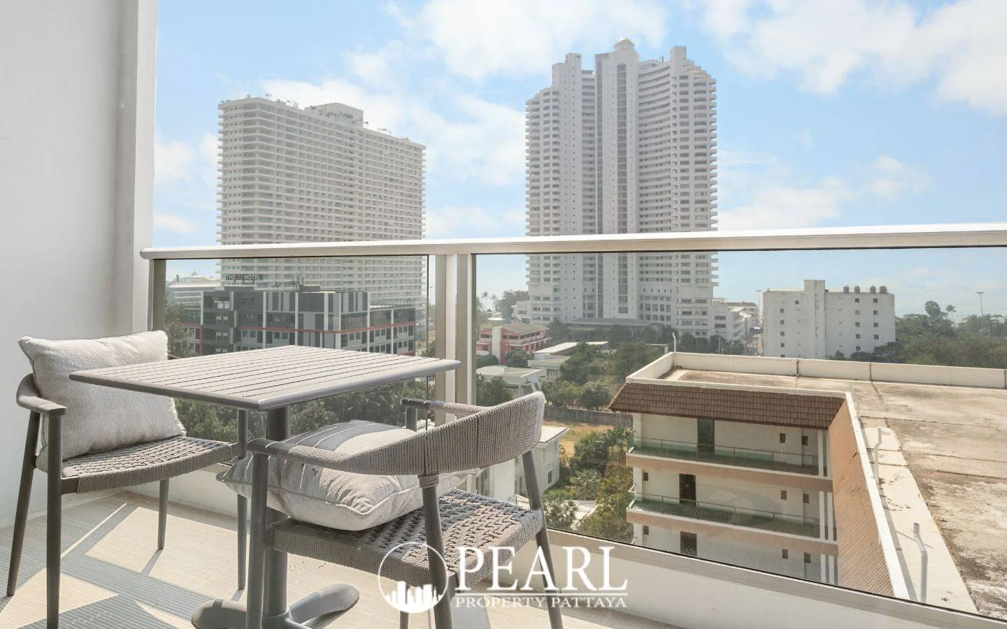 1 Bedroom Condo for Sale in The Riviera Jomtien modern kitchen with appliances