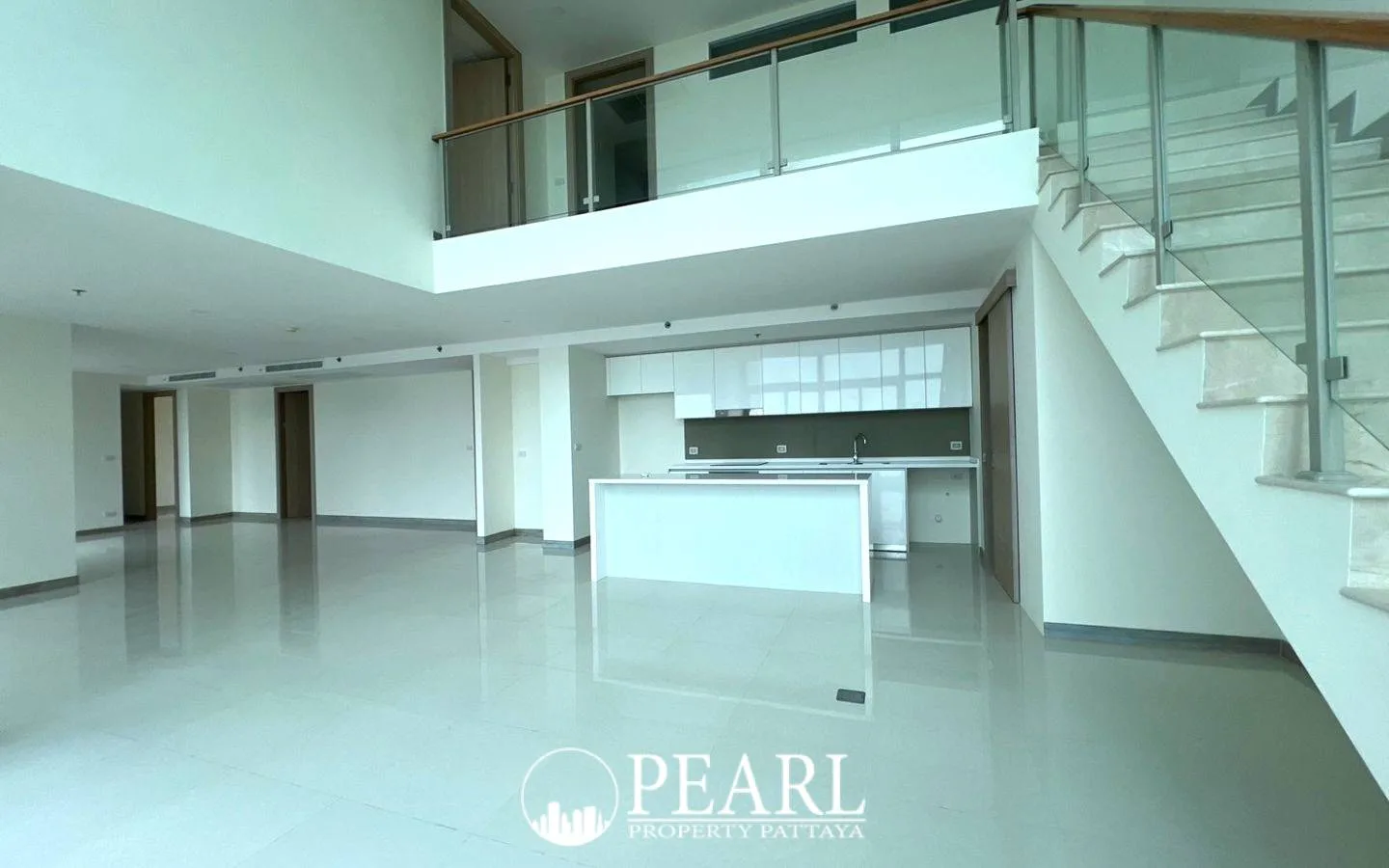 5 Bedroom Condo for Sale in The Riviera Jomtien private balcony overlooking the sea