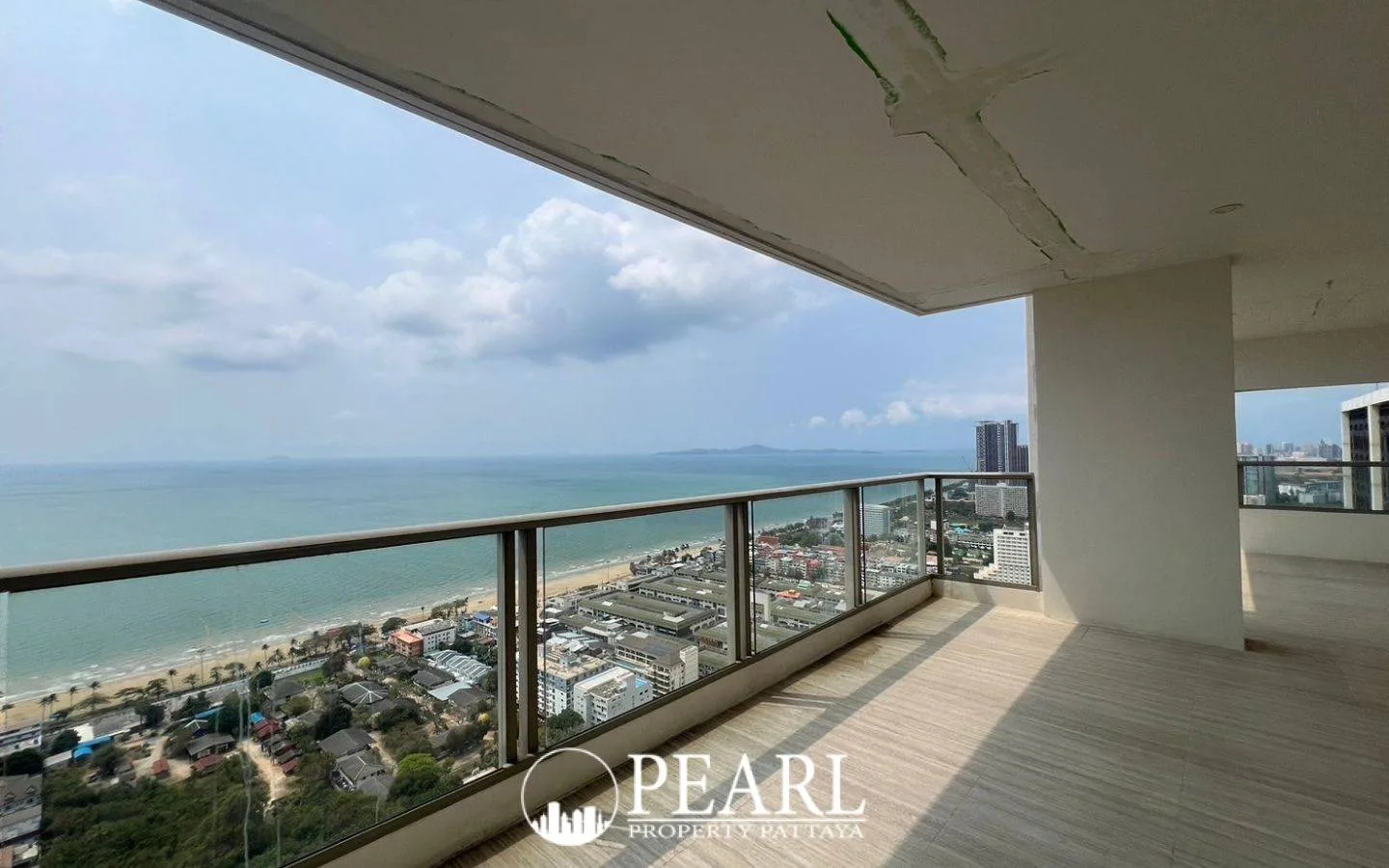 5 Bedroom Condo for Sale in The Riviera Jomtien spacious living room with modern decor