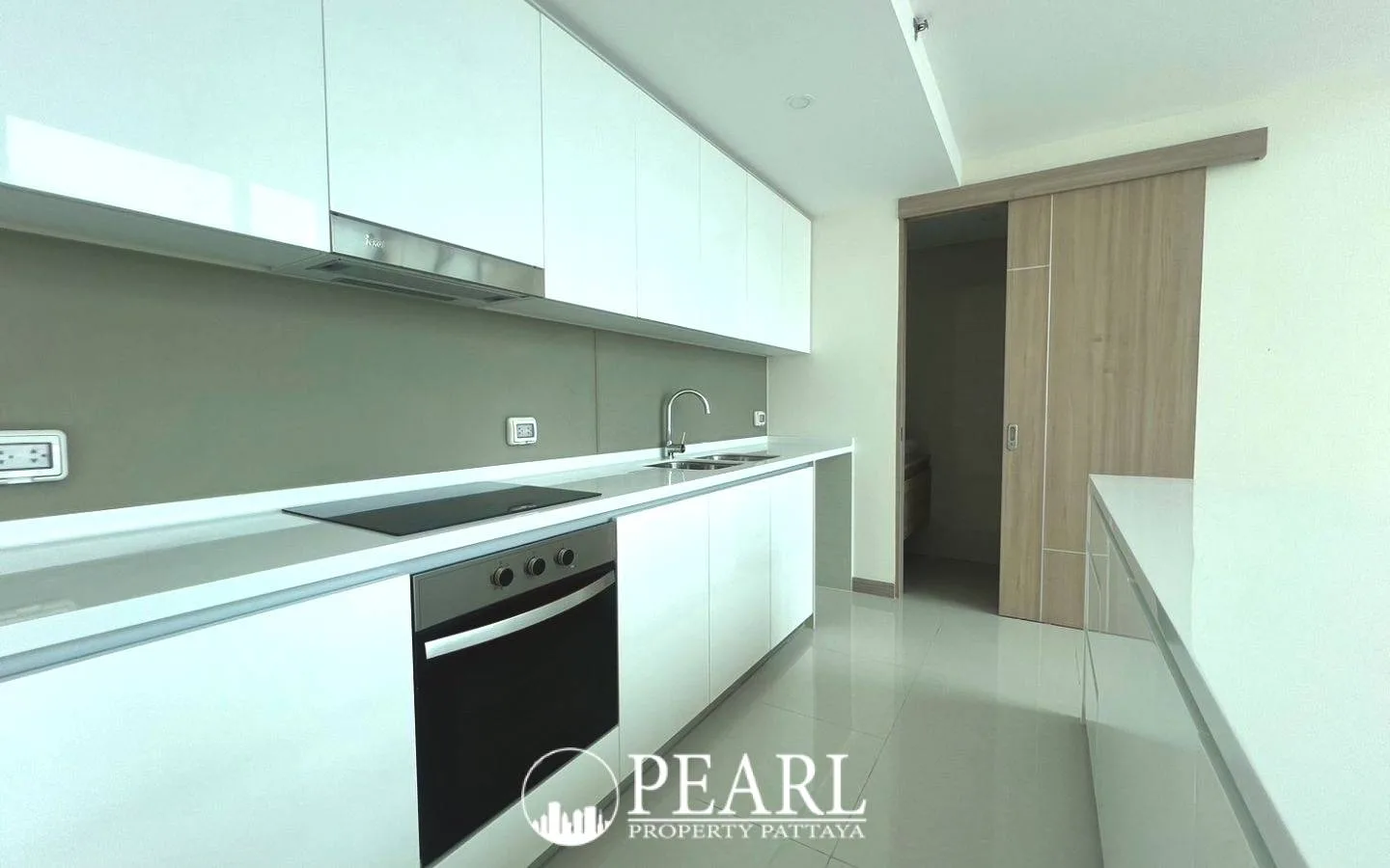 5 Bedroom Condo for Sale in The Riviera Jomtien fully equipped kitchen with island