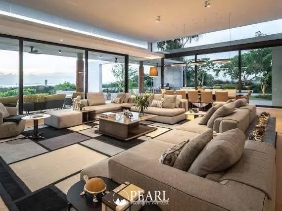 4 Bedroom House for Sale in L Pattaya master bedroom with ensuite