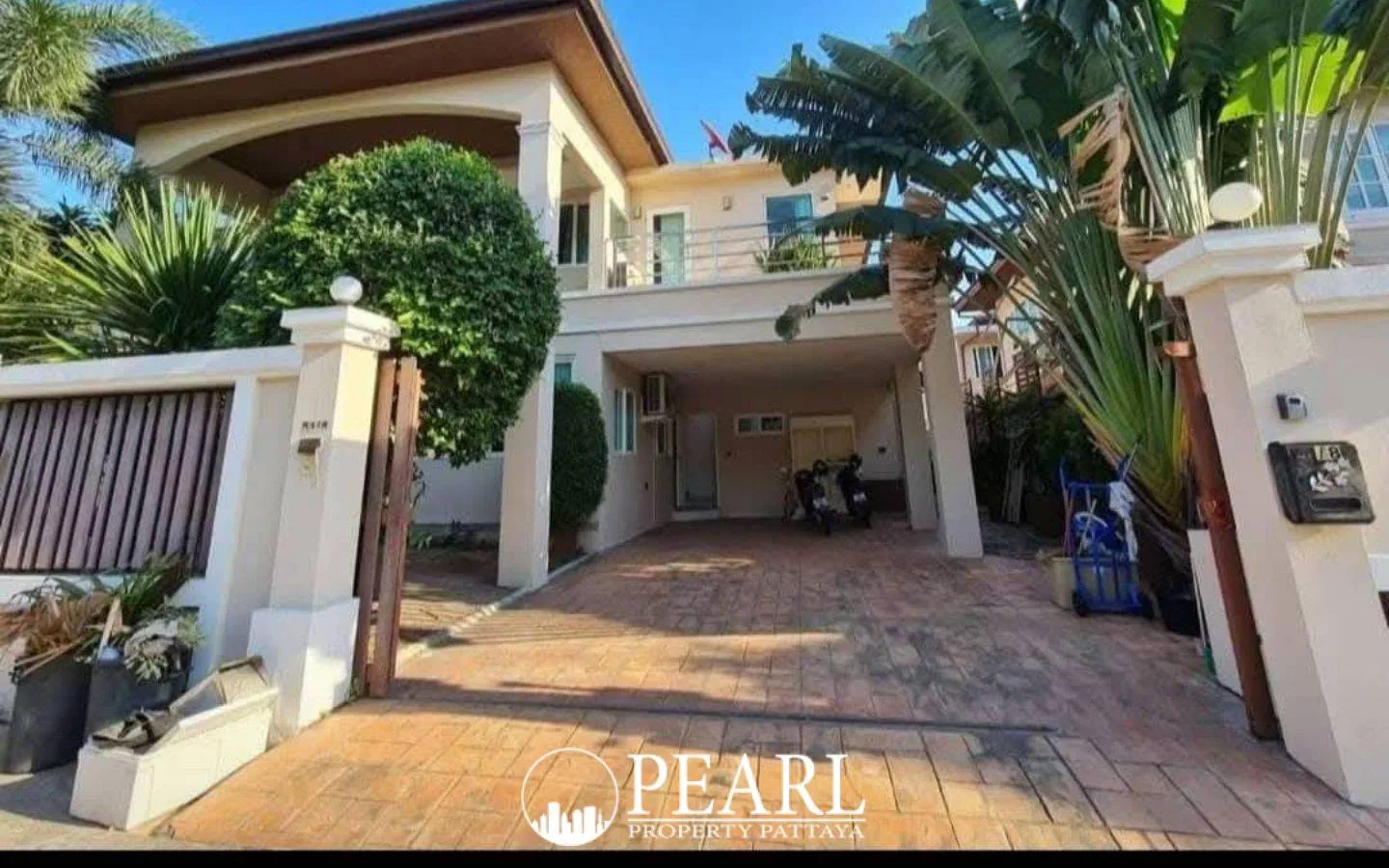 4 Bedroom House for Sale in Central Pattaya spacious living room