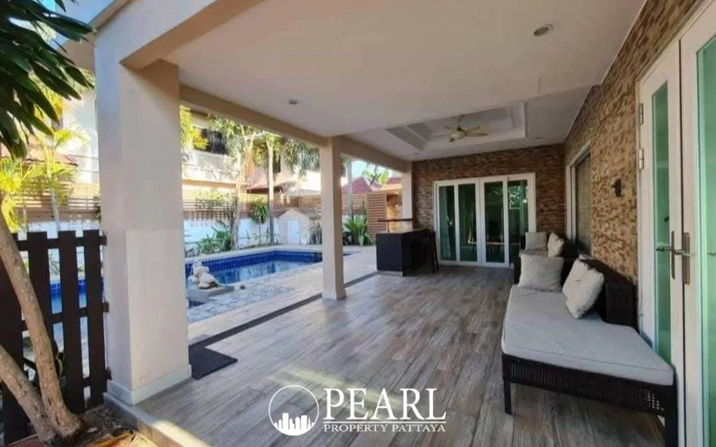 4 Bedroom House for Sale in Central Pattaya master bedroom with en-suite