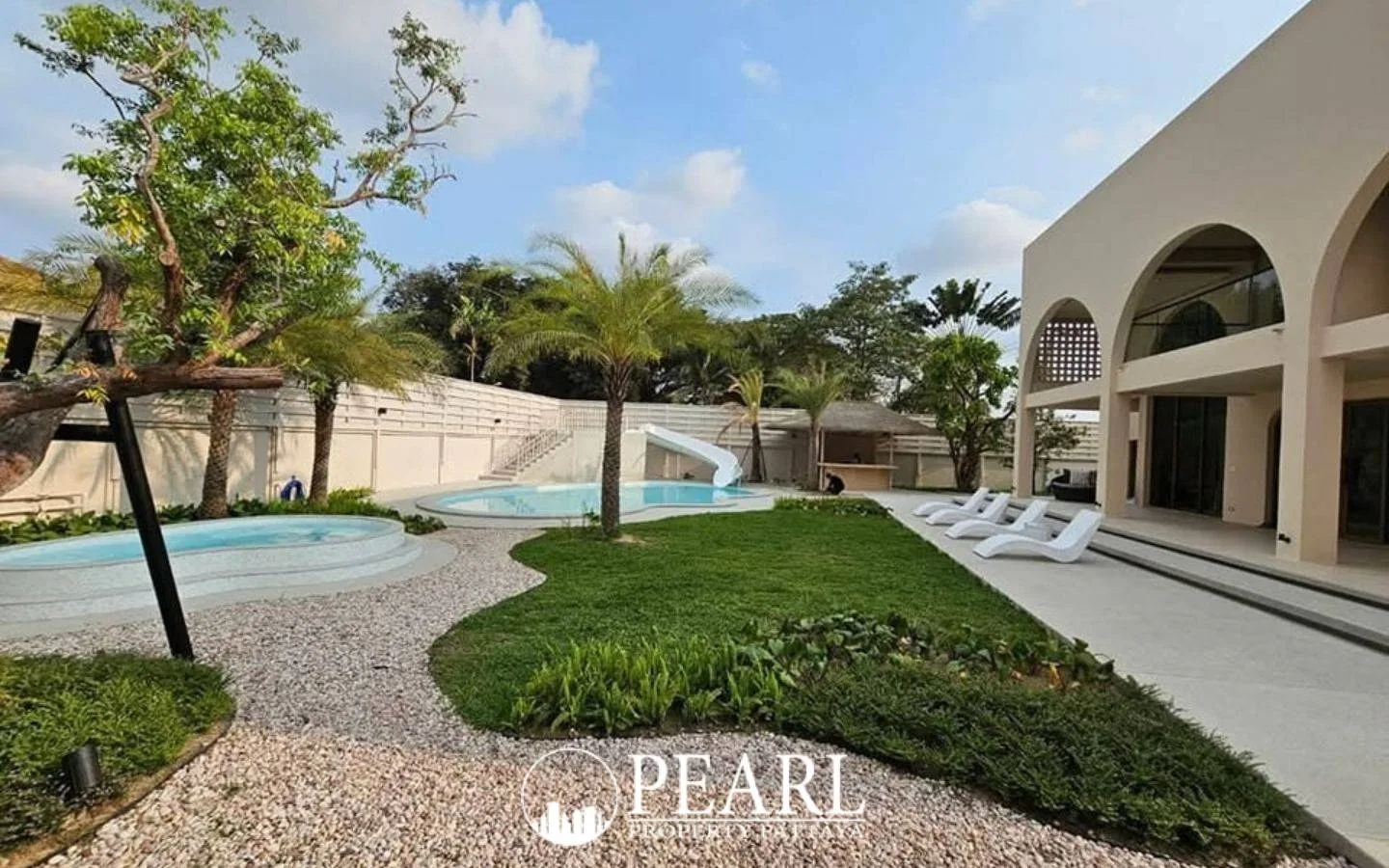 4 Bedroom House for Sale in Grand Breeze Luxury Pool Villas Pattaya spacious living room