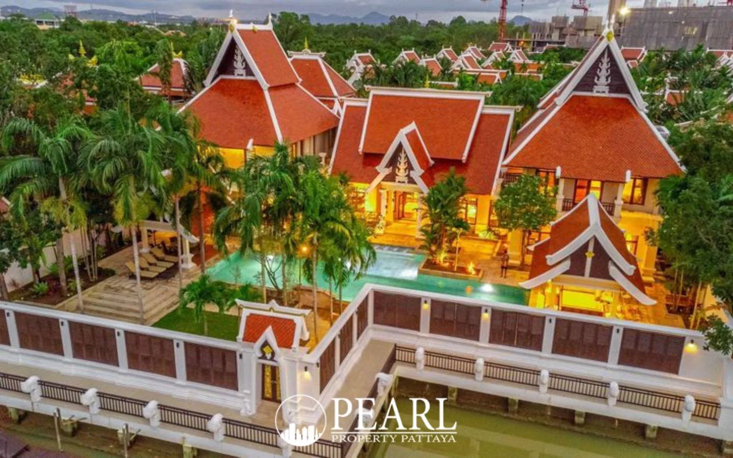 5 Bedroom Villa for Sale in Bang Lamung spacious living room