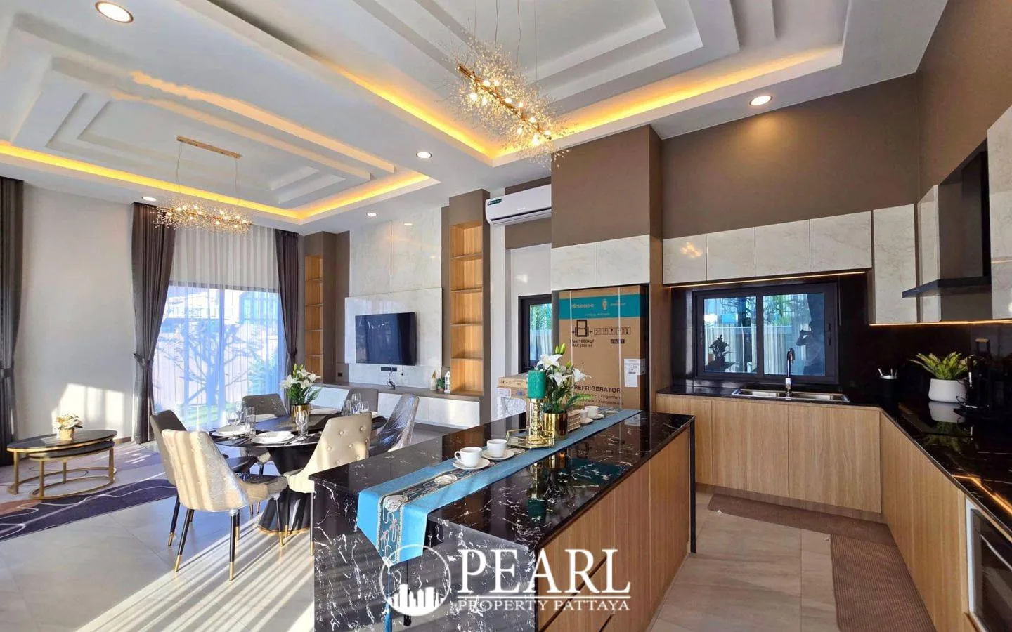 3 Bedroom House for Sale in East Pattaya master bedroom with en-suite bathroom