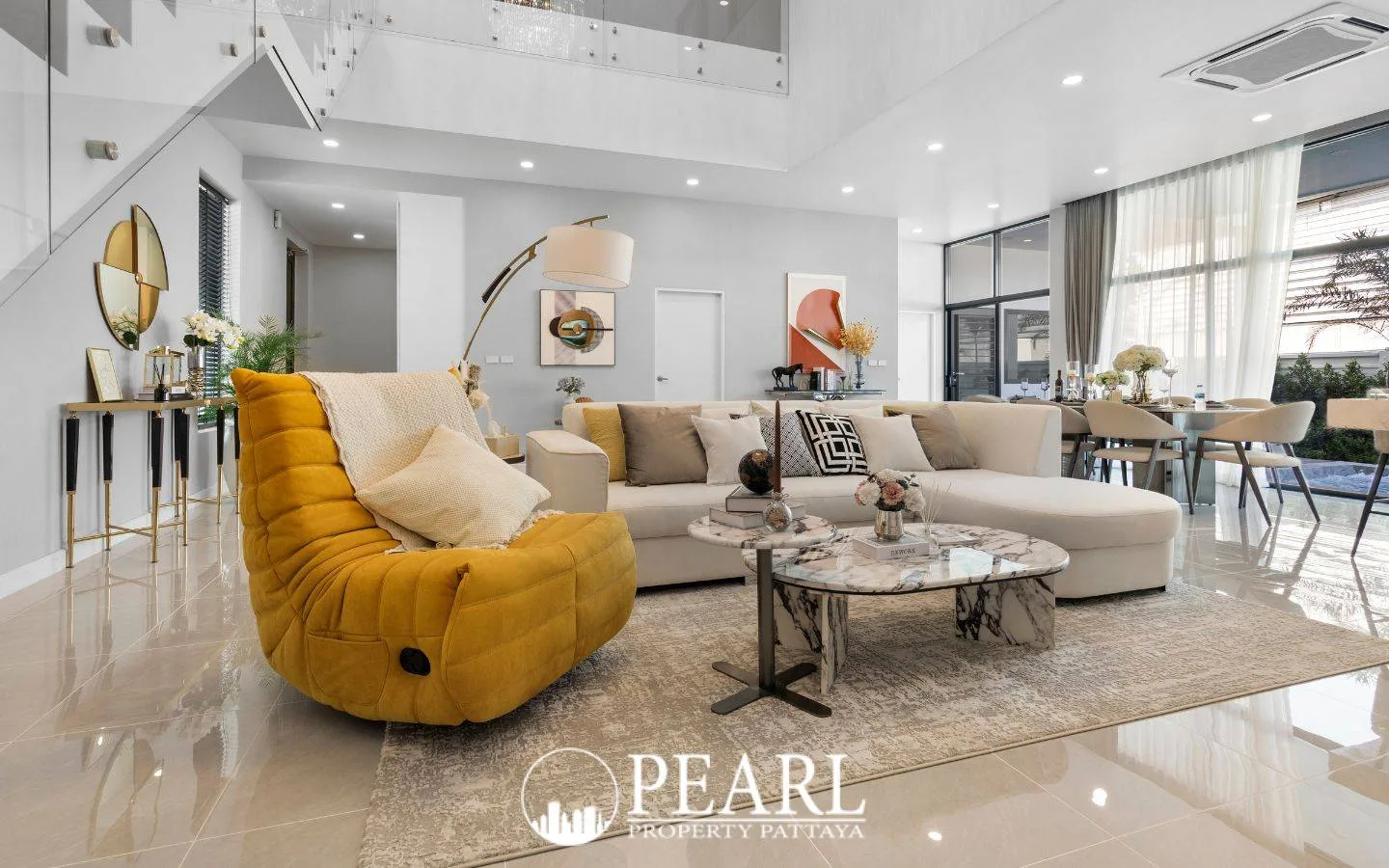 4 Bedroom House for Sale in Thamber Private Pool Villa master bedroom with en-suite bathroom