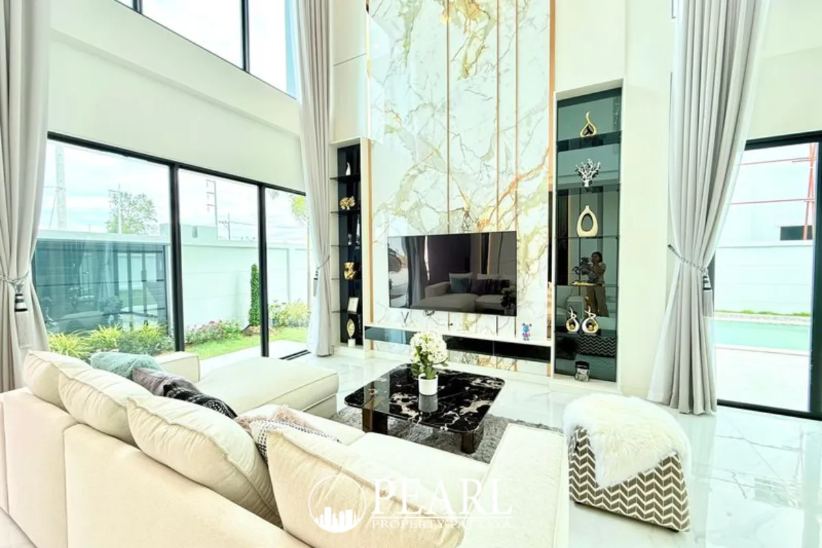 5 Bedroom House for Sale in Grand Breeze Luxury Pool Villas Pattaya spacious living room