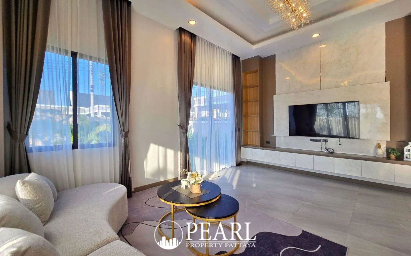 3 Bedroom House for Sale in East Pattaya fully equipped kitchen with island