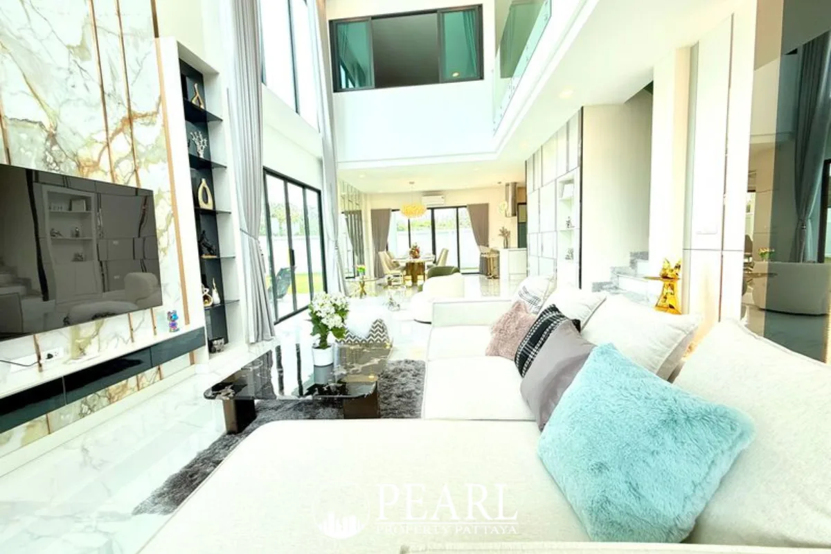 5 Bedroom House for Sale in Grand Breeze Luxury Pool Villas Pattaya master bedroom with balcony