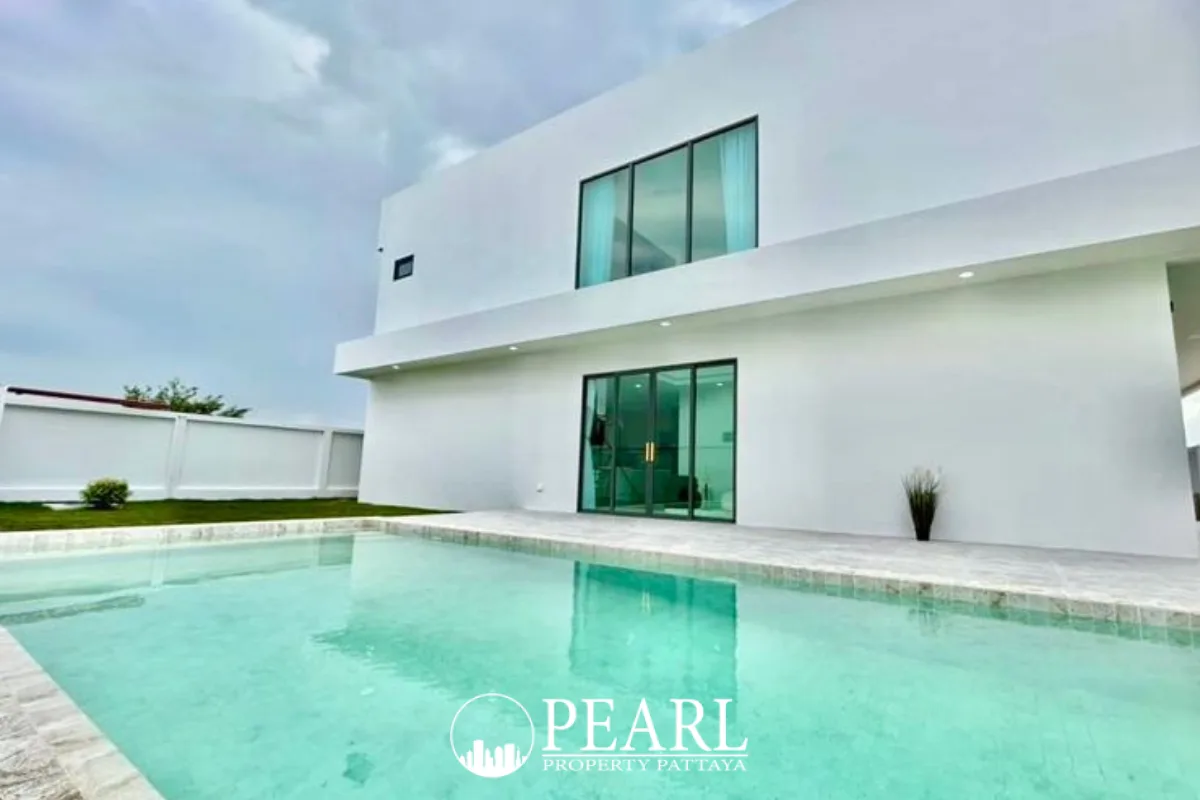 5 Bedroom House for Sale in Grand Breeze Luxury Pool Villas Pattaya modern kitchen with island