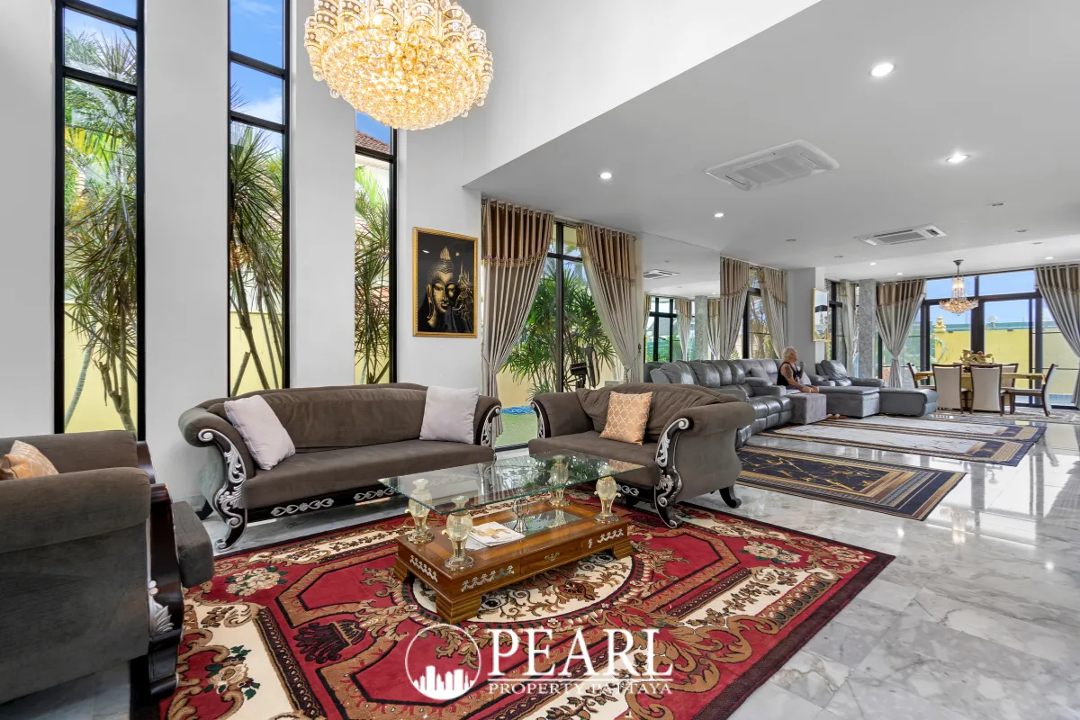5 Bedroom House for Sale in Pattaya Paradise Village 2 master bedroom with en-suite