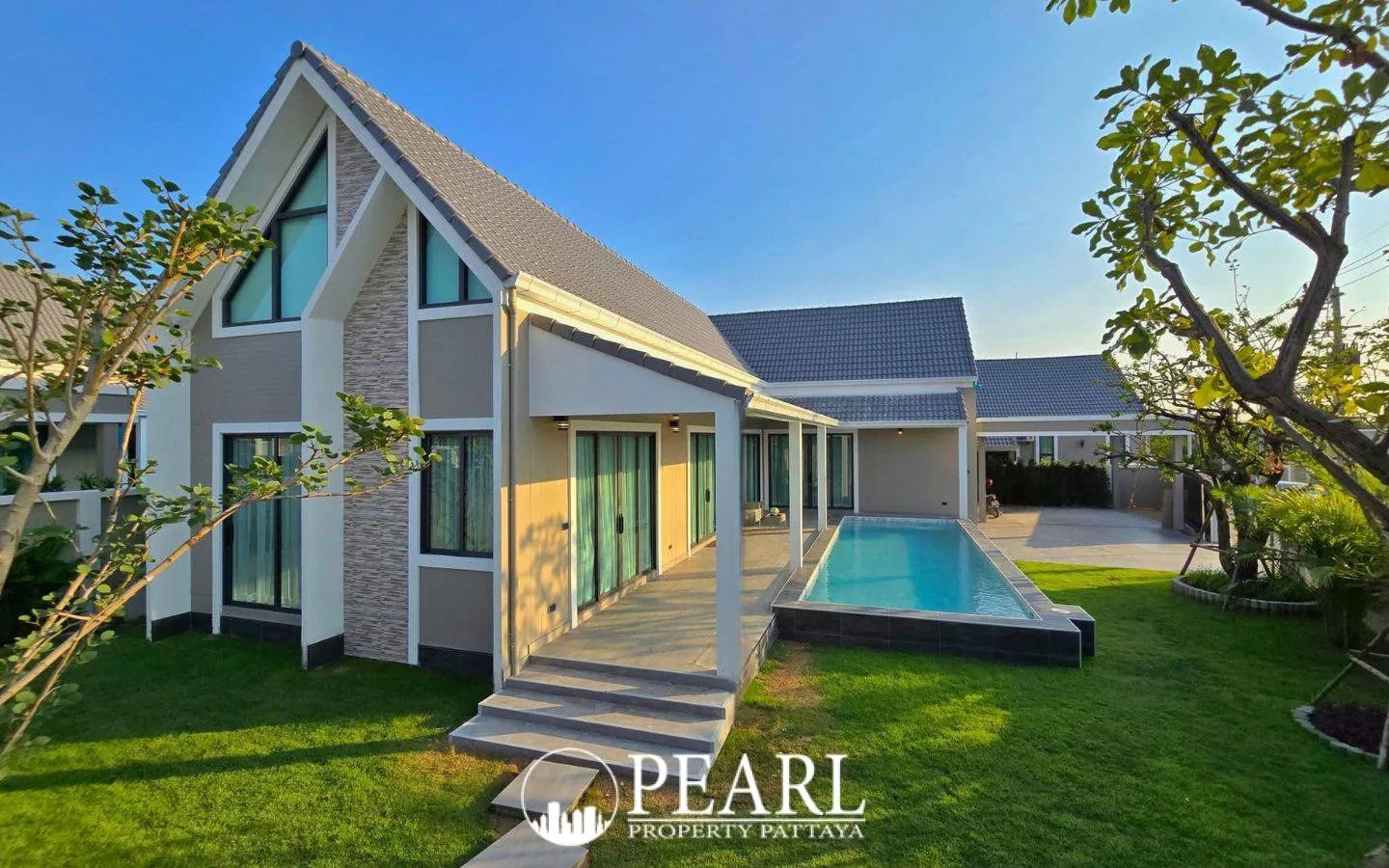 3 Bedroom House for Sale in East Pattaya private swimming pool with sun loungers