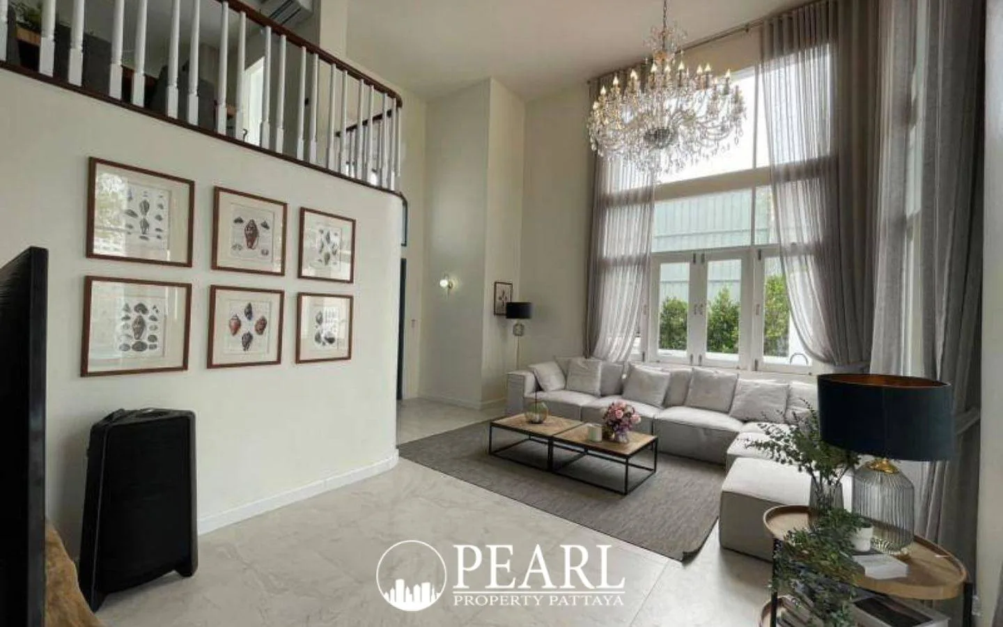 5 Bedroom House for Sale in Jomtien spacious living room