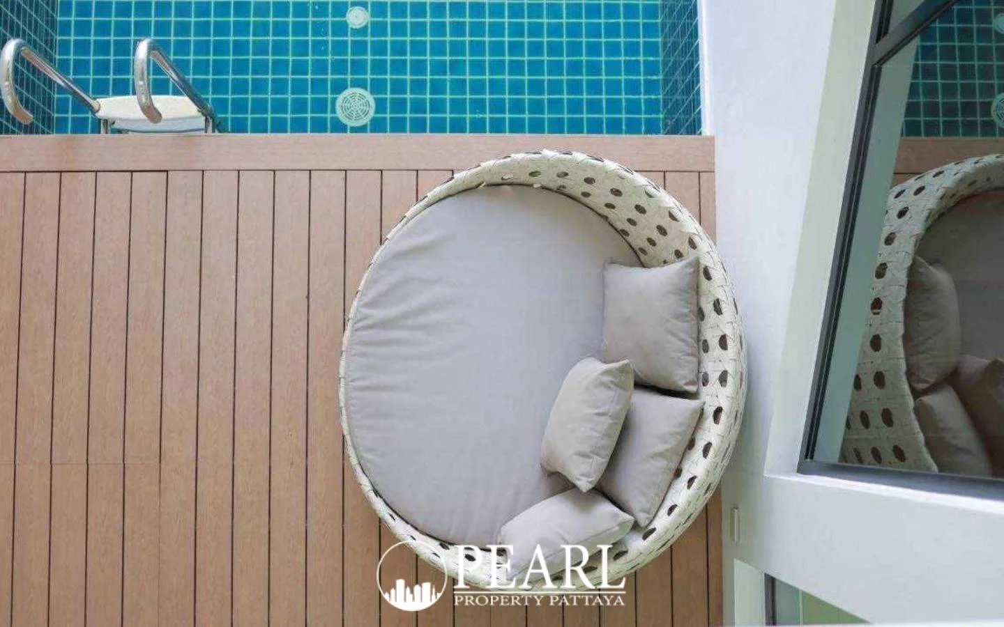 4 Bedroom House for Sale in Baan Talay master bedroom with ensuite