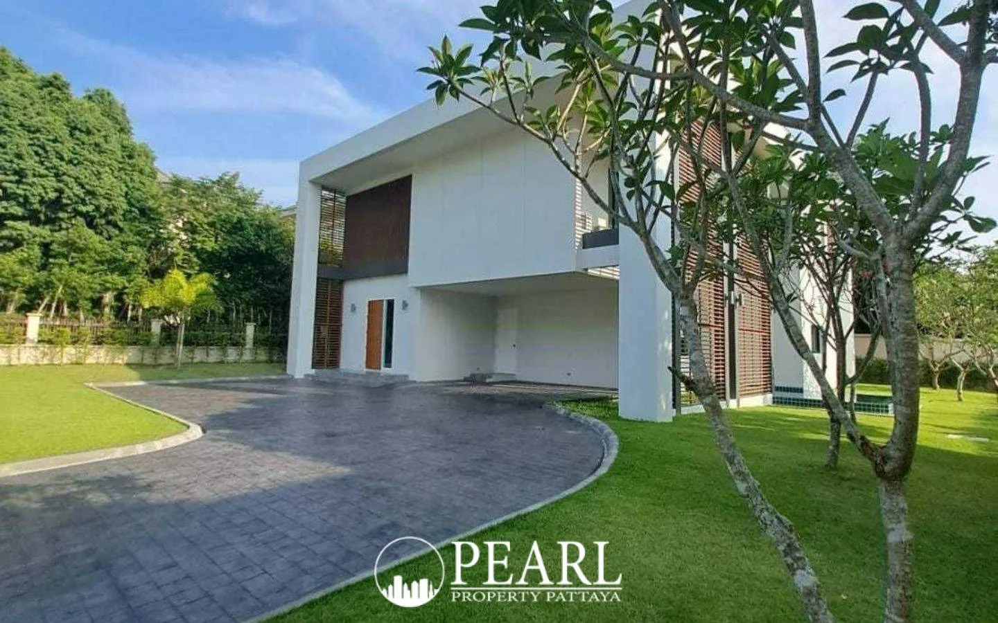 4 Bedroom House for Sale in Baan Talay spacious living room