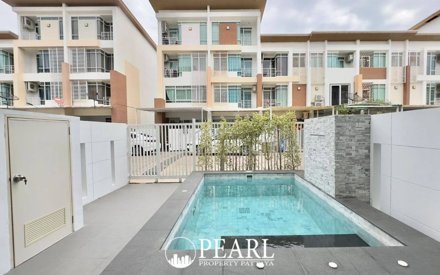 10 Bedroom House for Sale in Central Pattaya fully equipped kitchen with island