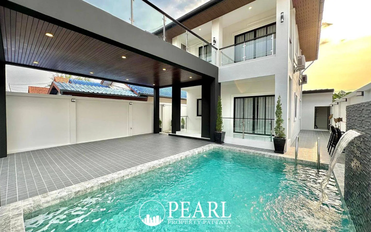 3 Bedroom House for Sale in Thamber Private Pool Villa spacious living room