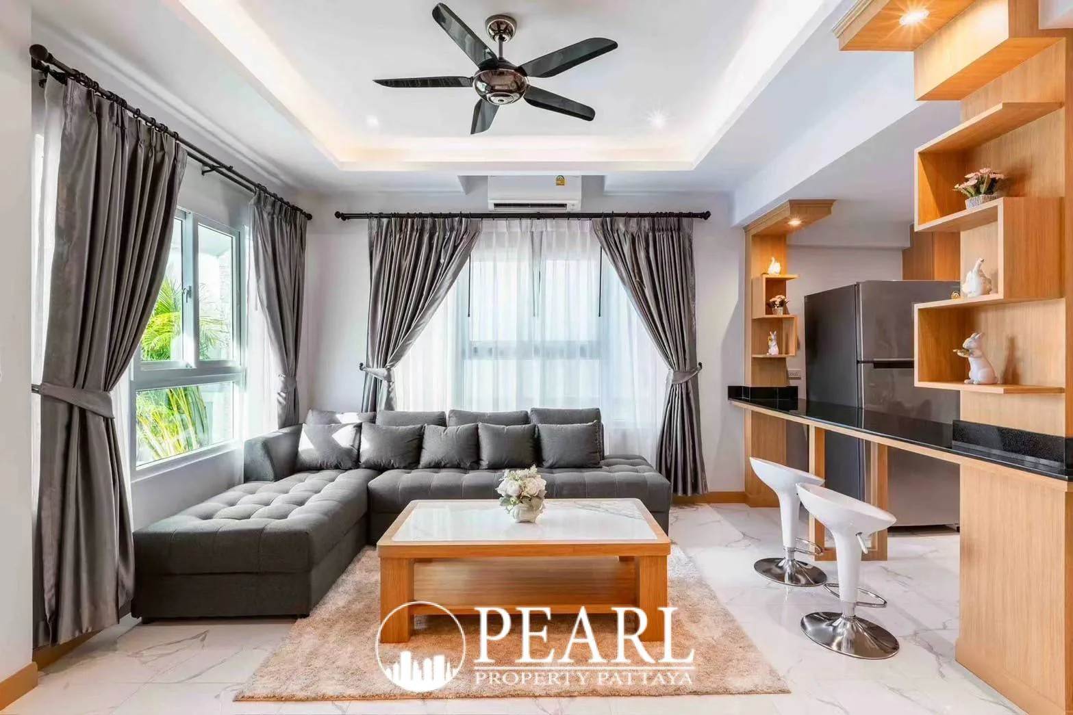 4 Bedroom House for Sale in Suksabai Villa master bedroom with en-suite