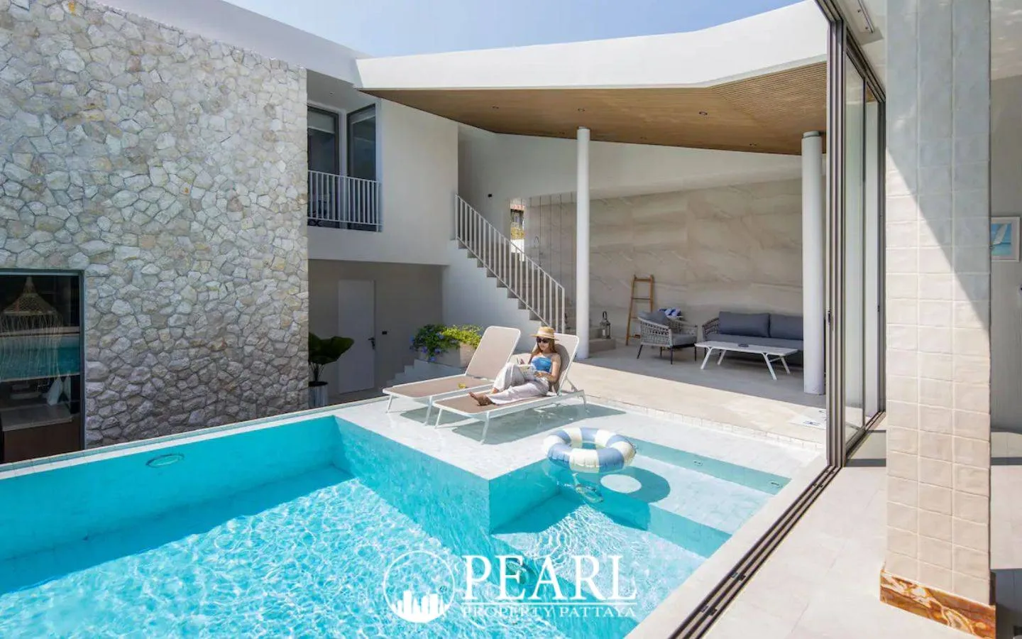 4 Bedroom House for Sale in Jomtien spacious living room