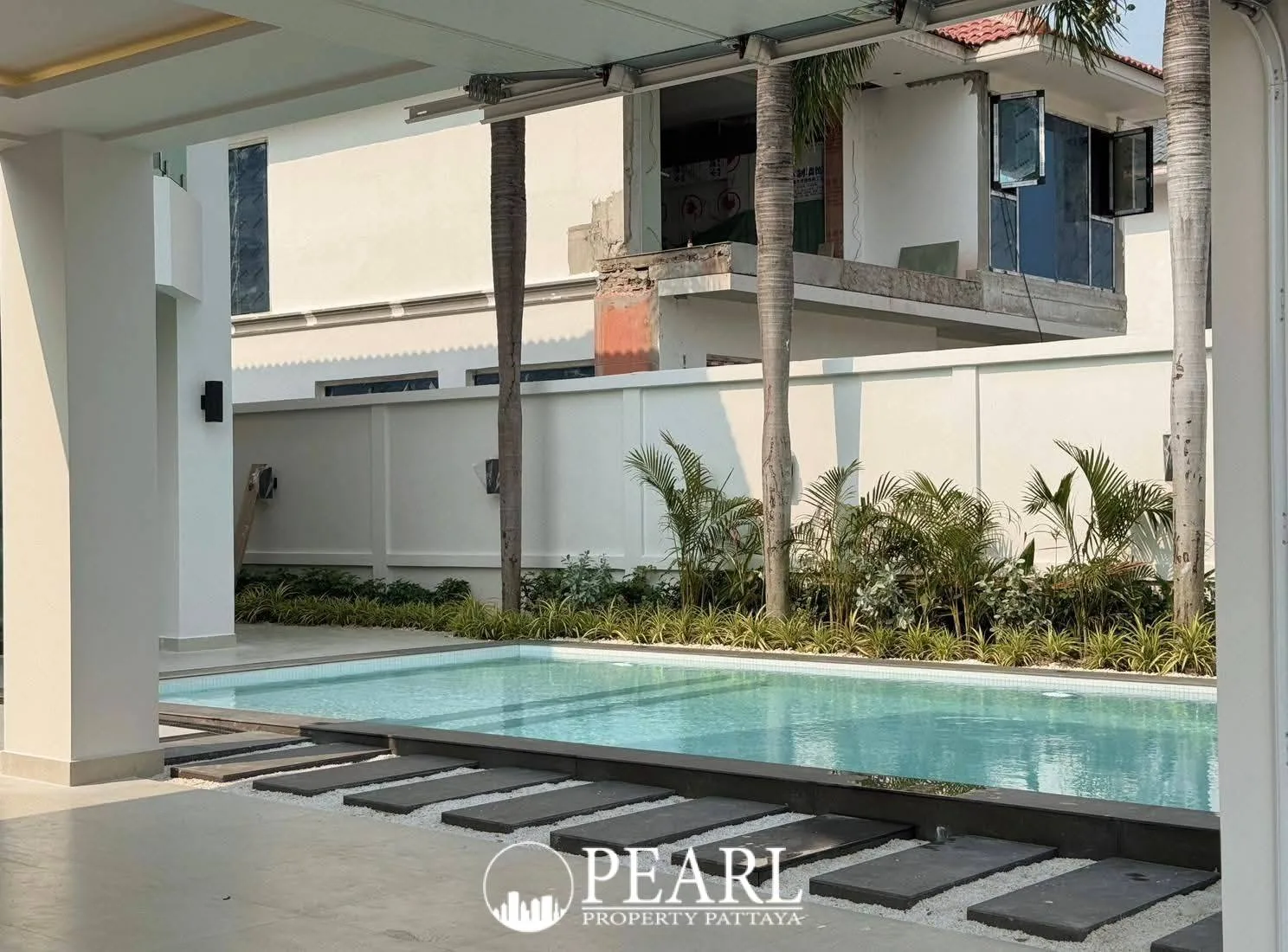 4 Bedroom House for Sale in View Point Village fully equipped kitchen with island