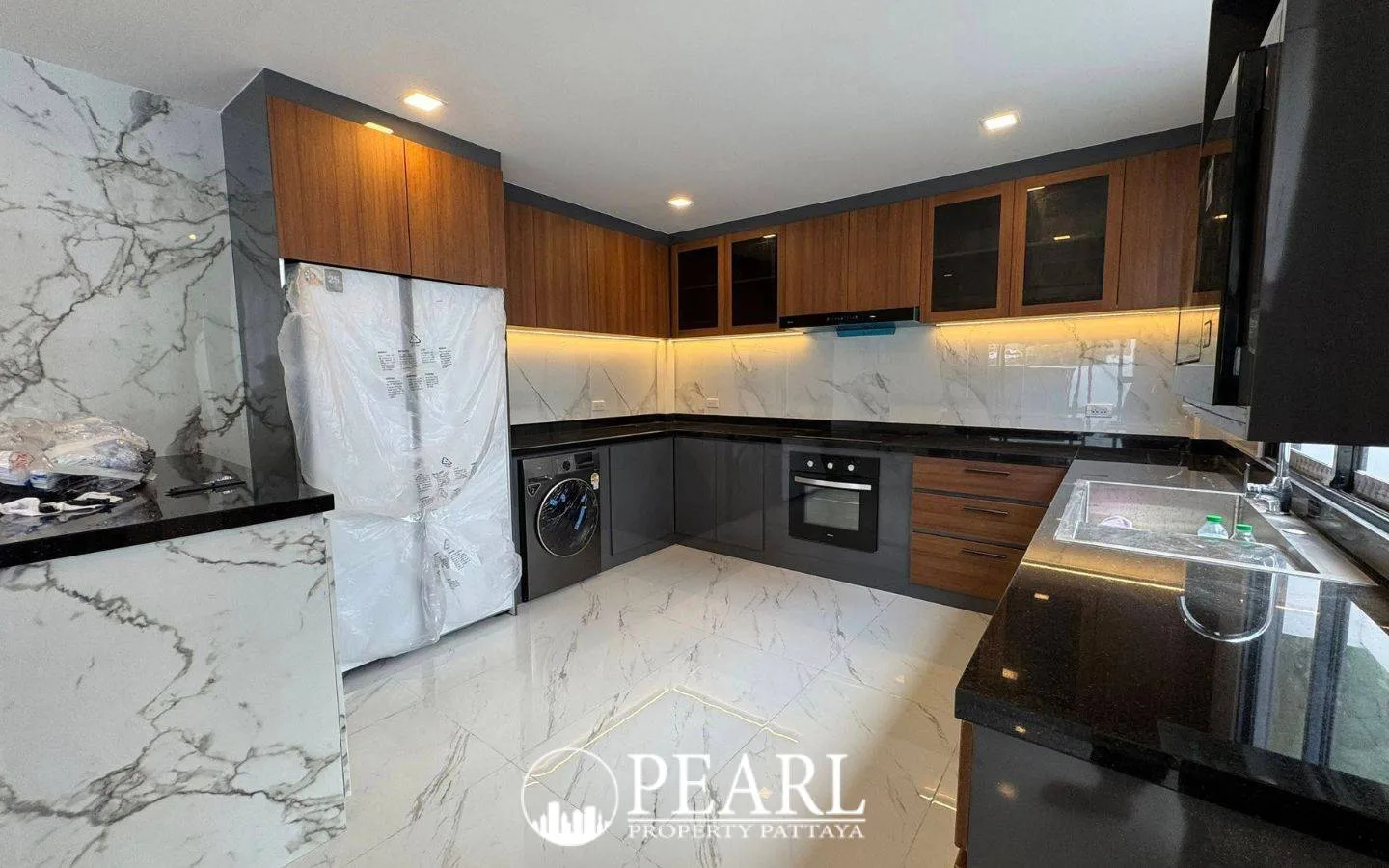 6 Bedroom House for Sale in Thamber Private Pool Villa elegant dining area