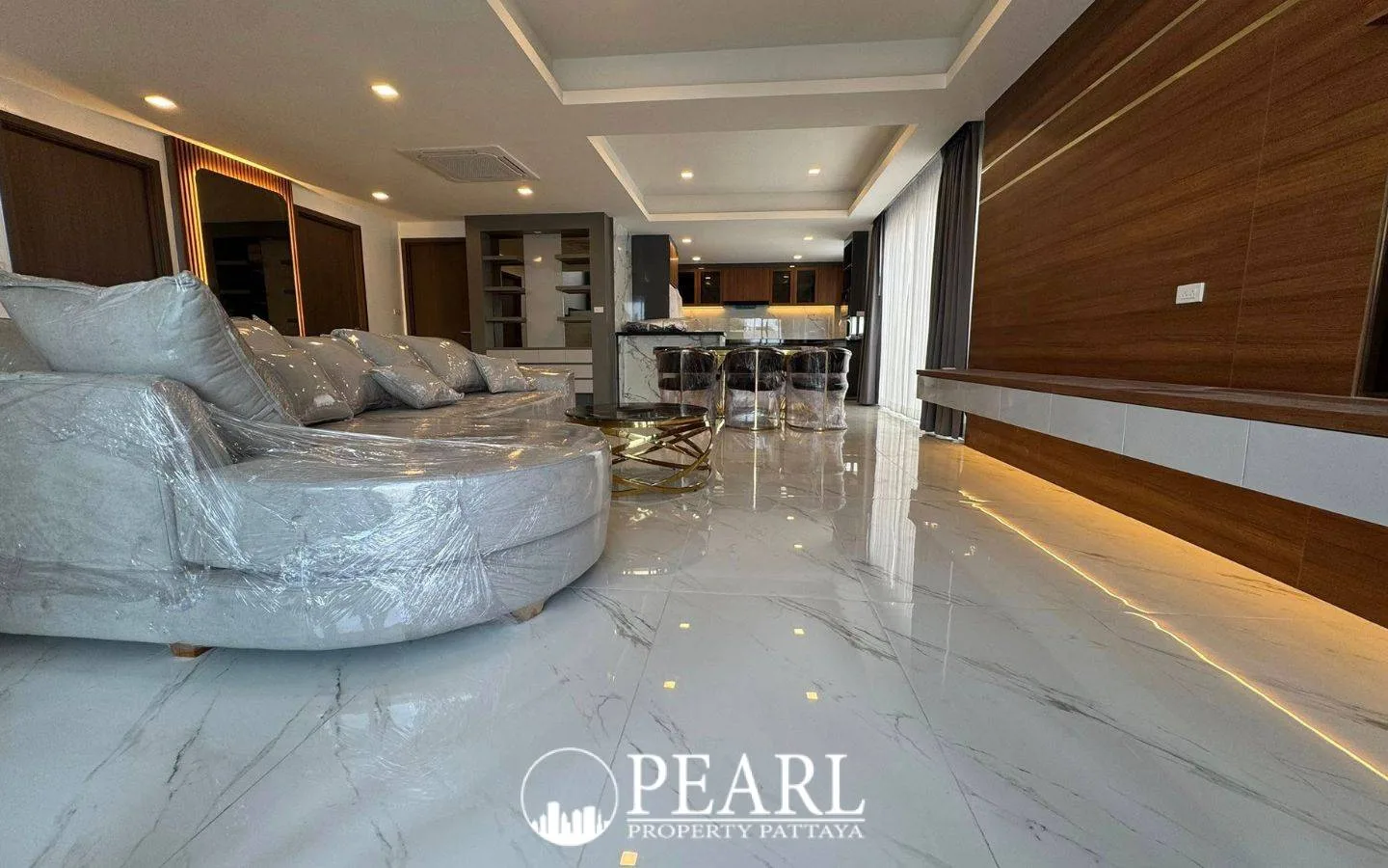 6 Bedroom House for Sale in Thamber Private Pool Villa spacious living room