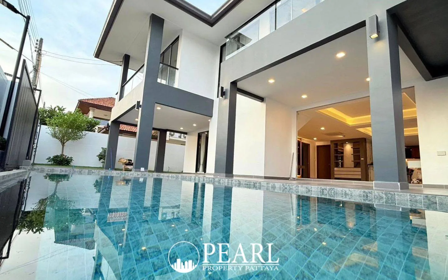 6 Bedroom House for Sale in Thamber Private Pool Villa private swimming pool with sun loungers