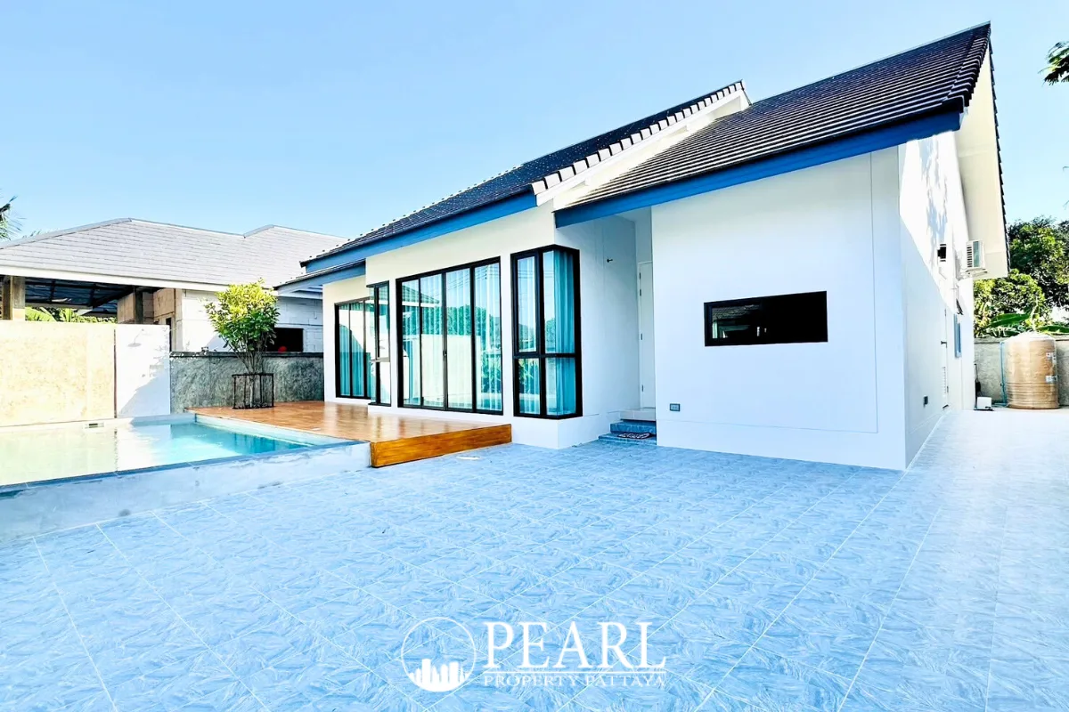 4 Bedroom House for Sale in Tropical Village master bedroom with balcony access