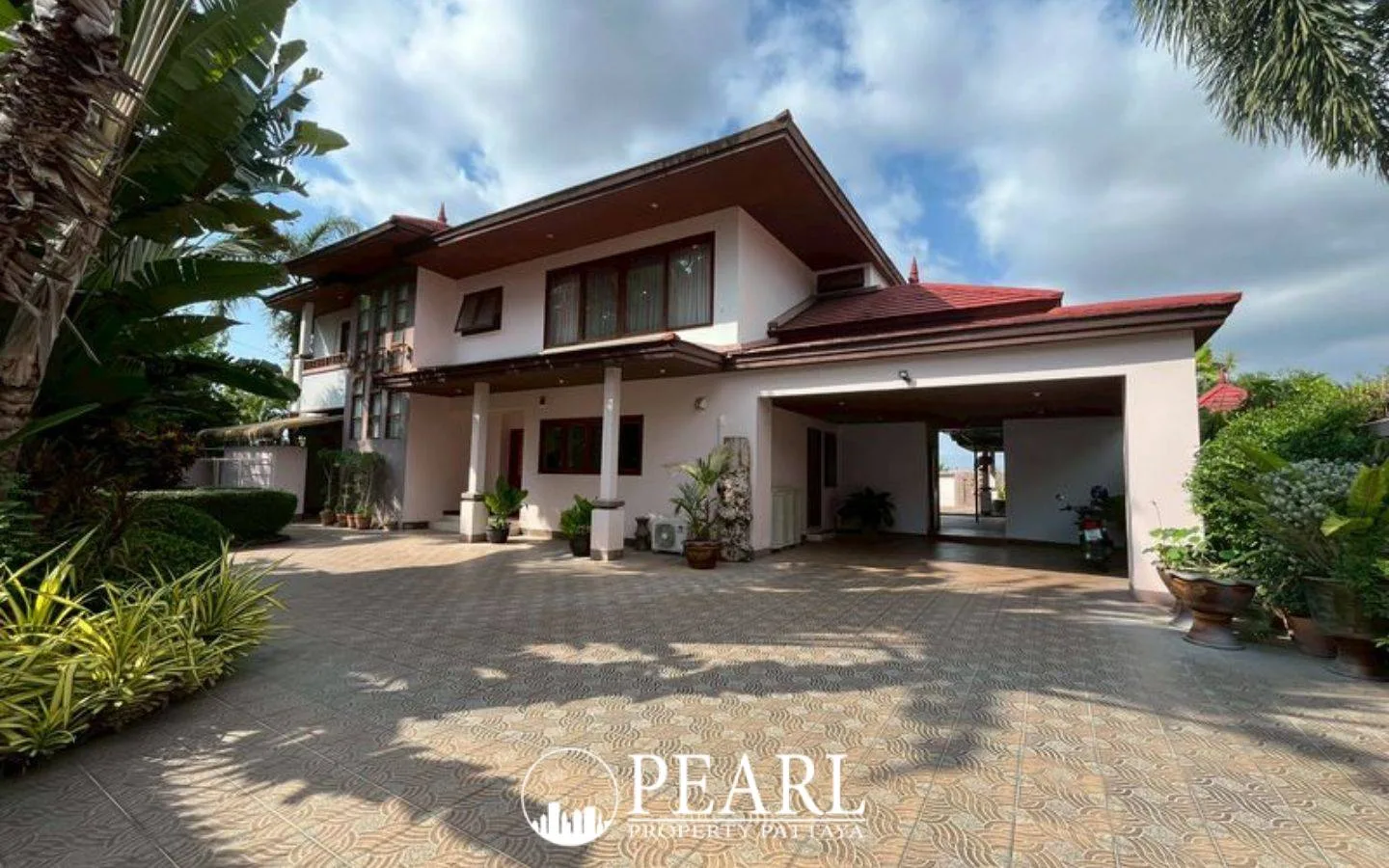 6 Bedroom House for Sale in Patta Village spacious living room with natural light