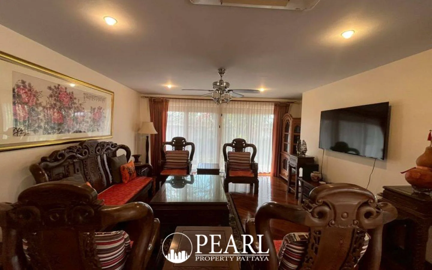 6 Bedroom House for Sale in Patta Village master bedroom with ensuite bathroom