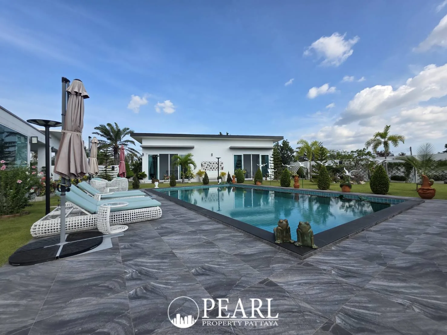 5 Bedroom House for Sale in East Pattaya master bedroom