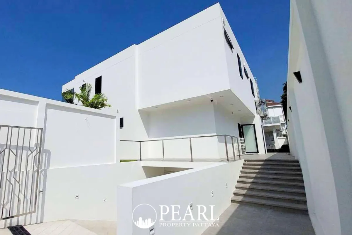 7 Bedroom House for Sale in L Pattaya modern kitchen with island