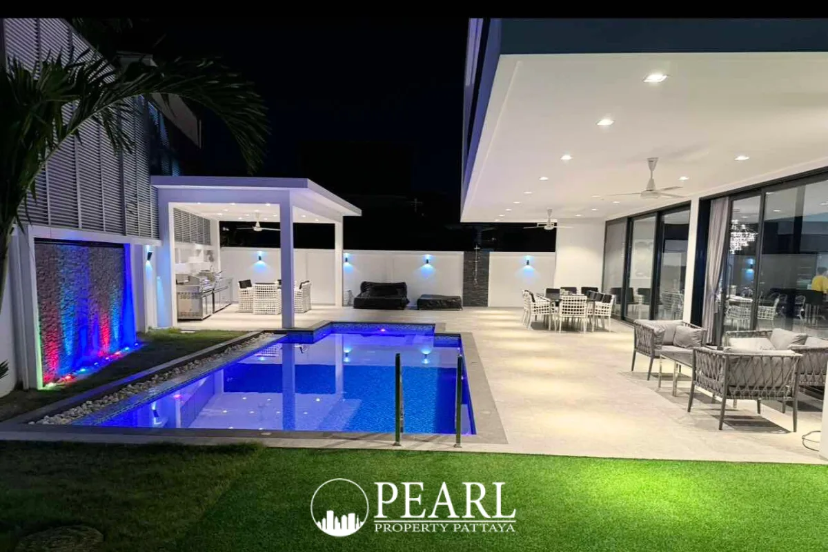 7 Bedroom House for Sale in L Pattaya master bedroom with ensuite