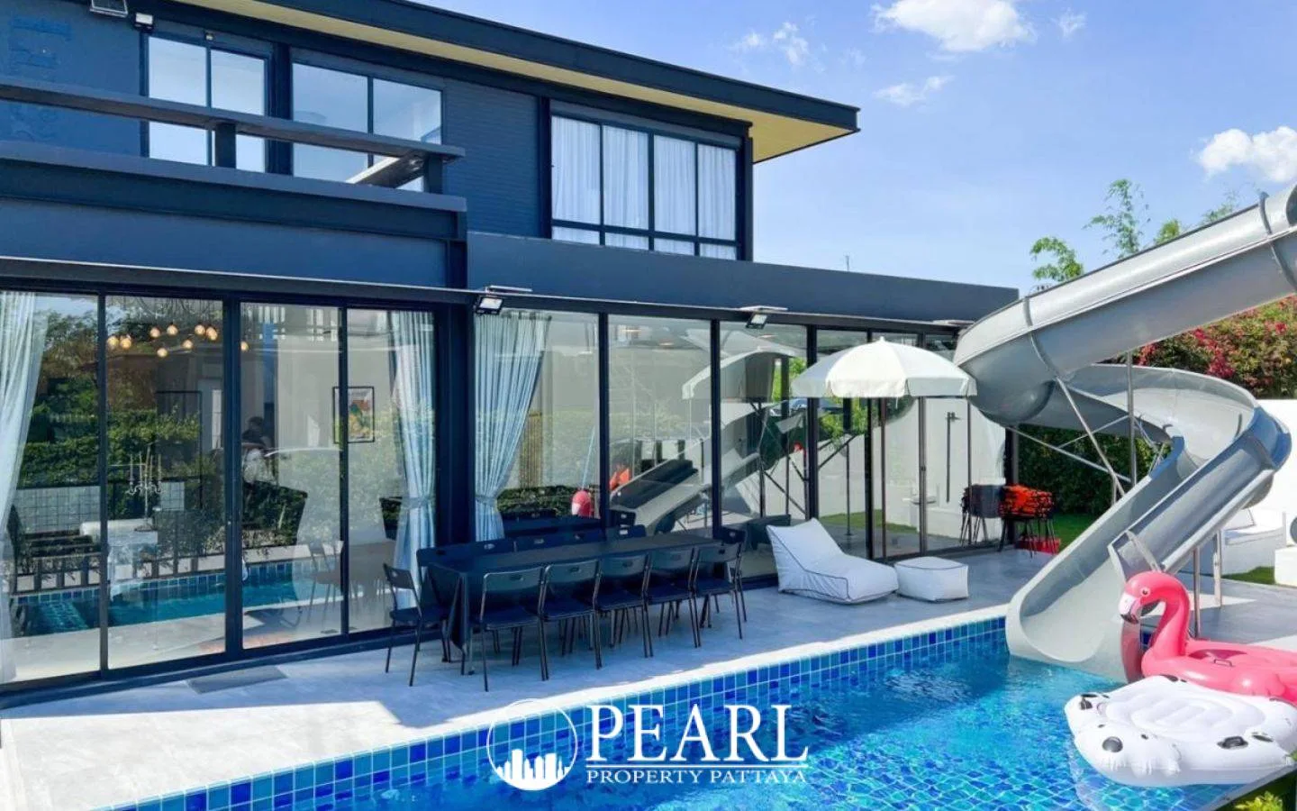 4 Bedroom House for Sale in Pattaya spacious living room