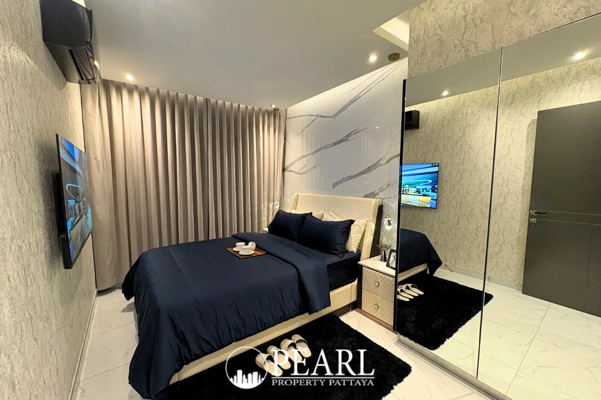 2 Bedroom Condo for Sale in Zenith Pattaya modern bathroom with walk-in shower