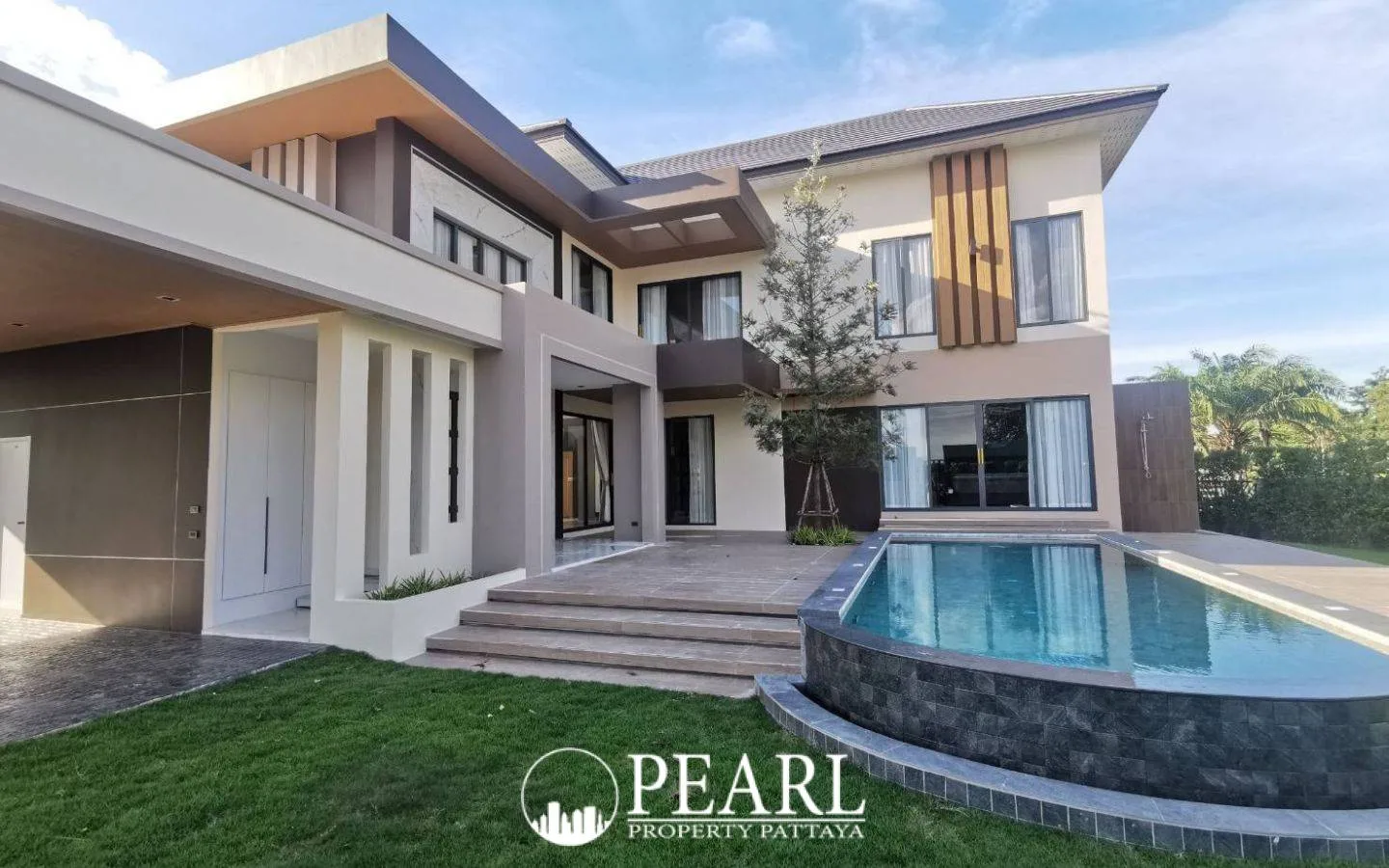 4 Bedroom Villa for Sale in Nong Prue spacious living room