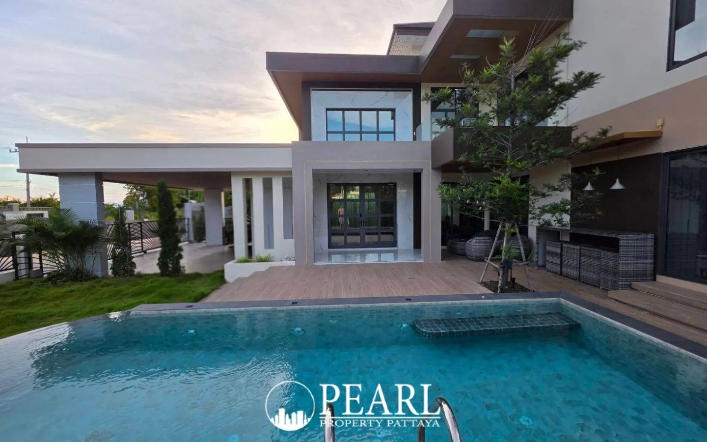 4 Bedroom Villa for Sale in Nong Prue modern kitchen with island