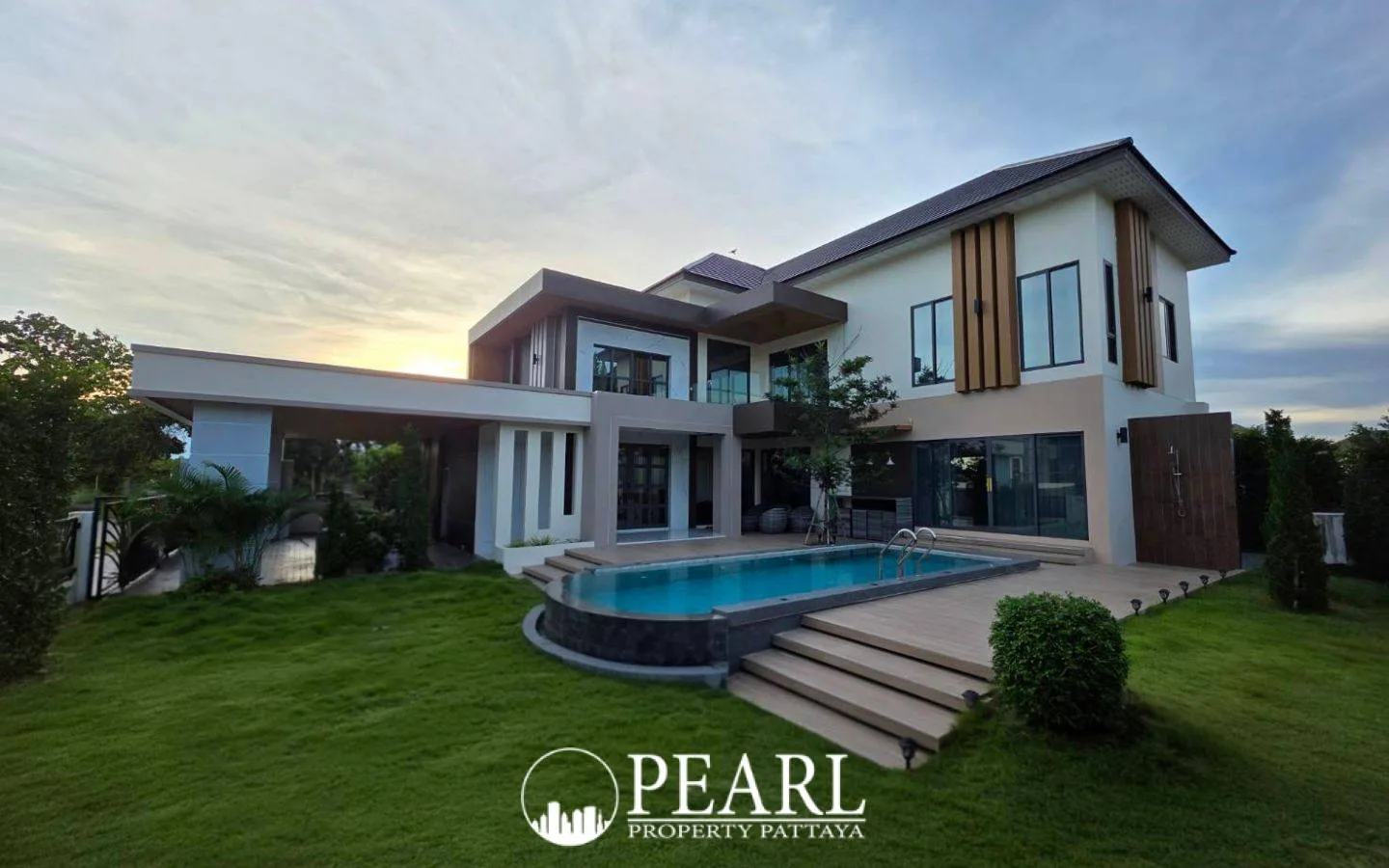 4 Bedroom Villa for Sale in Nong Prue master bedroom with ensuite