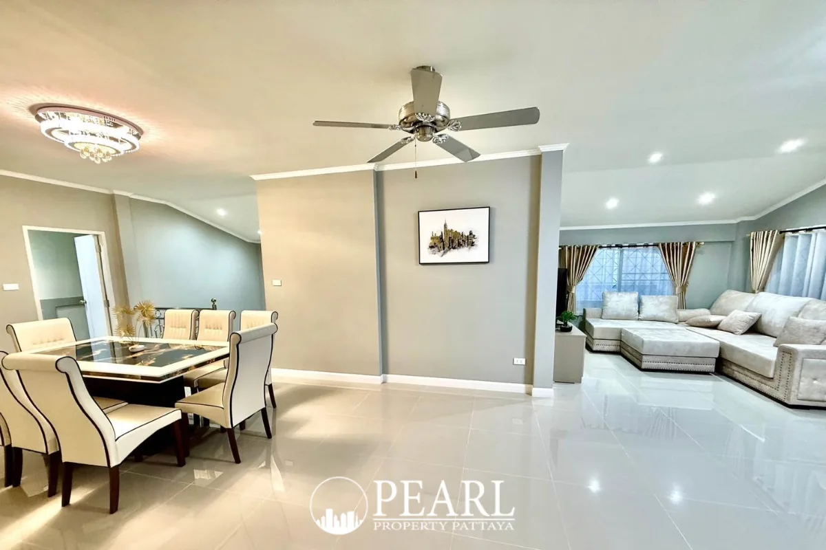 4 Bedroom House for Sale in Wantana Village private swimming pool and patio area